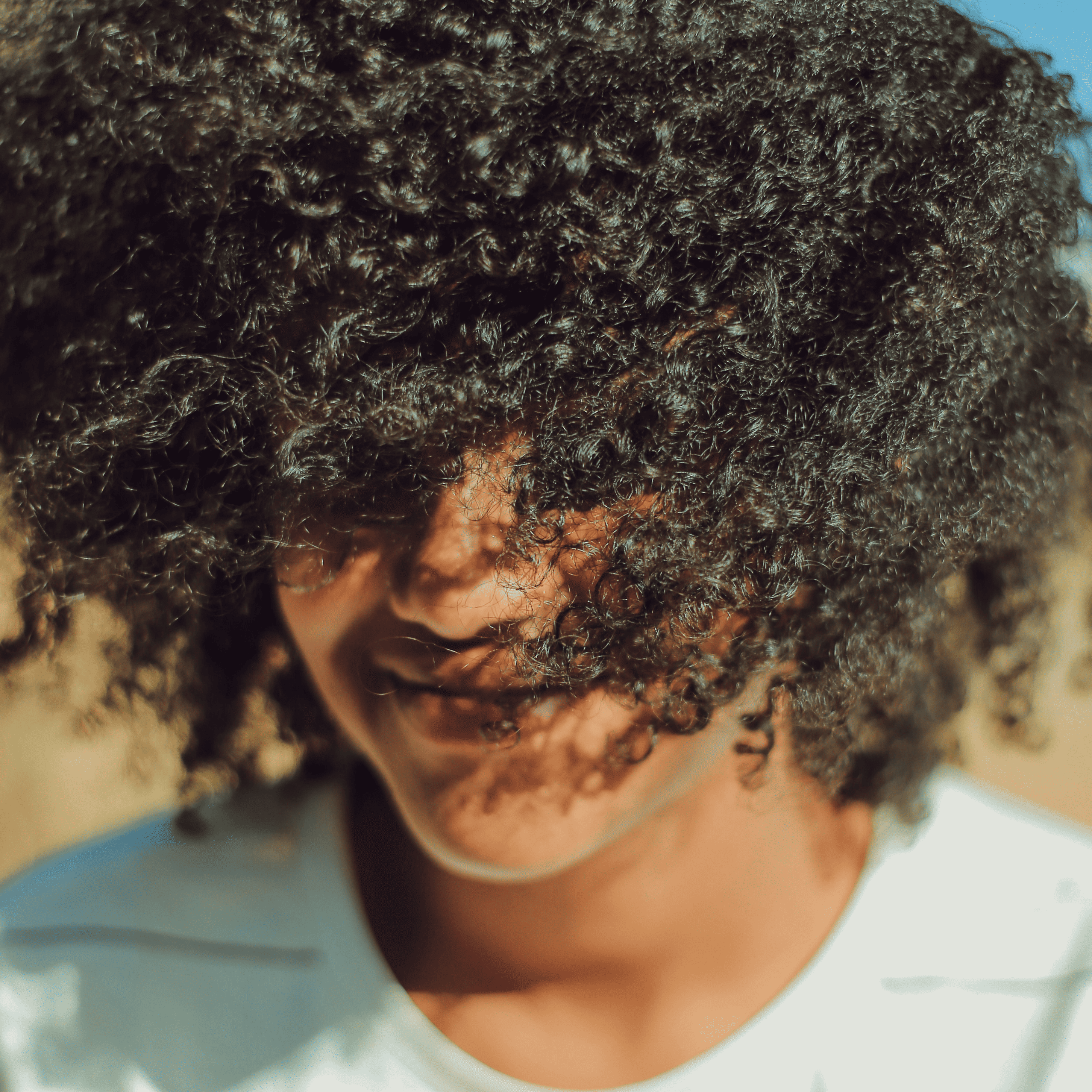 Comment récupérer ses boucles : guide pratique pour retrouver sa texture naturelle