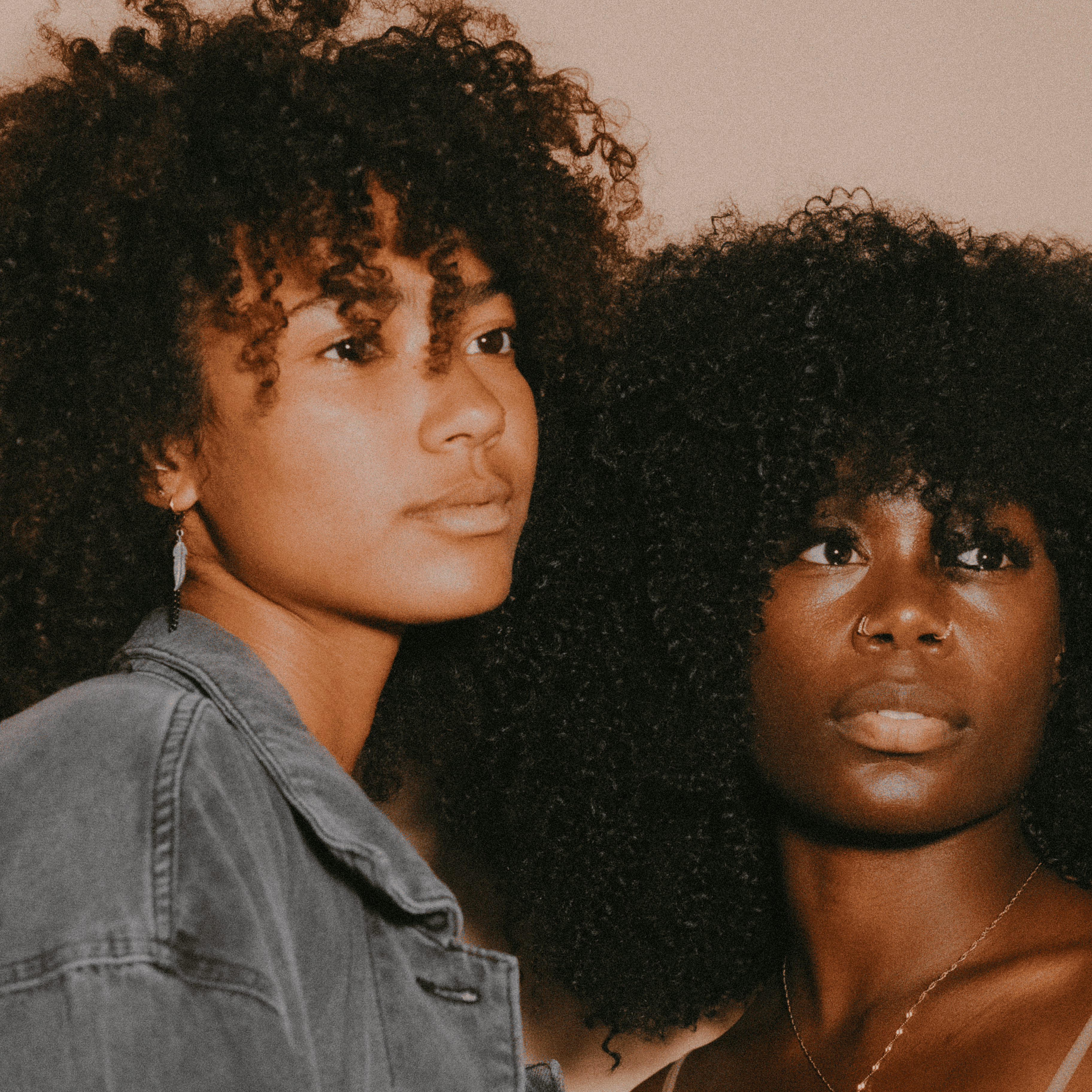 Les meilleurs produits pour cheveux frisés et crépus : guide complet