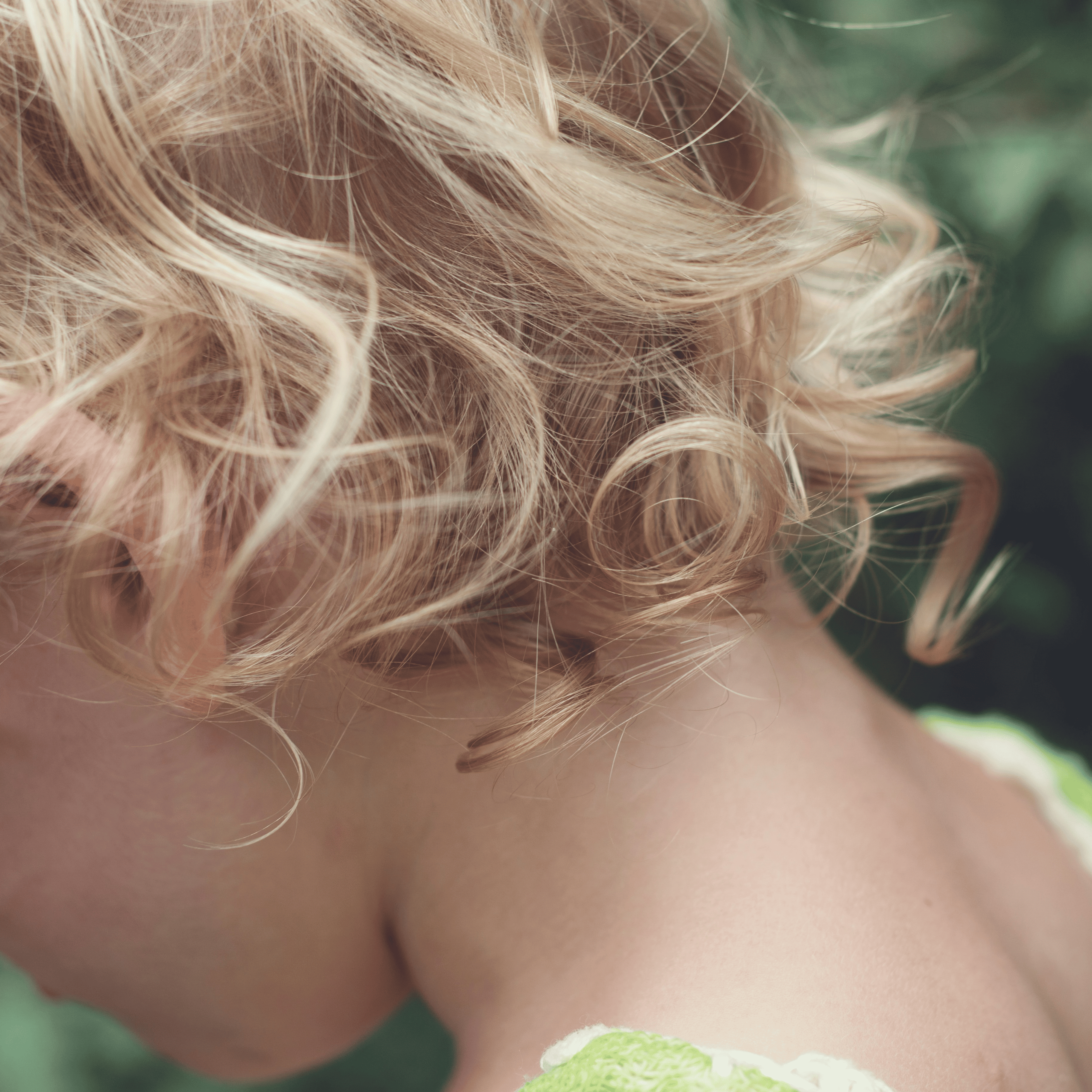 Bébé avec cheveux bouclés : comprendre, entretenir ses boucles et comment en prendre soin.