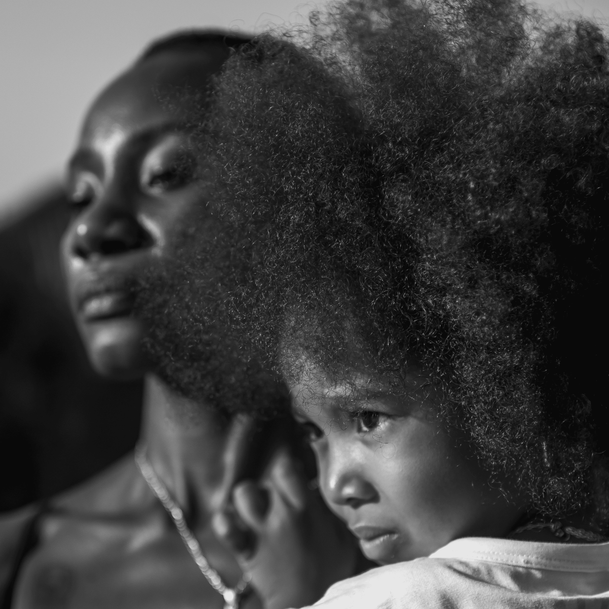 Comment aider son enfant à aimer ses cheveux texturés ?