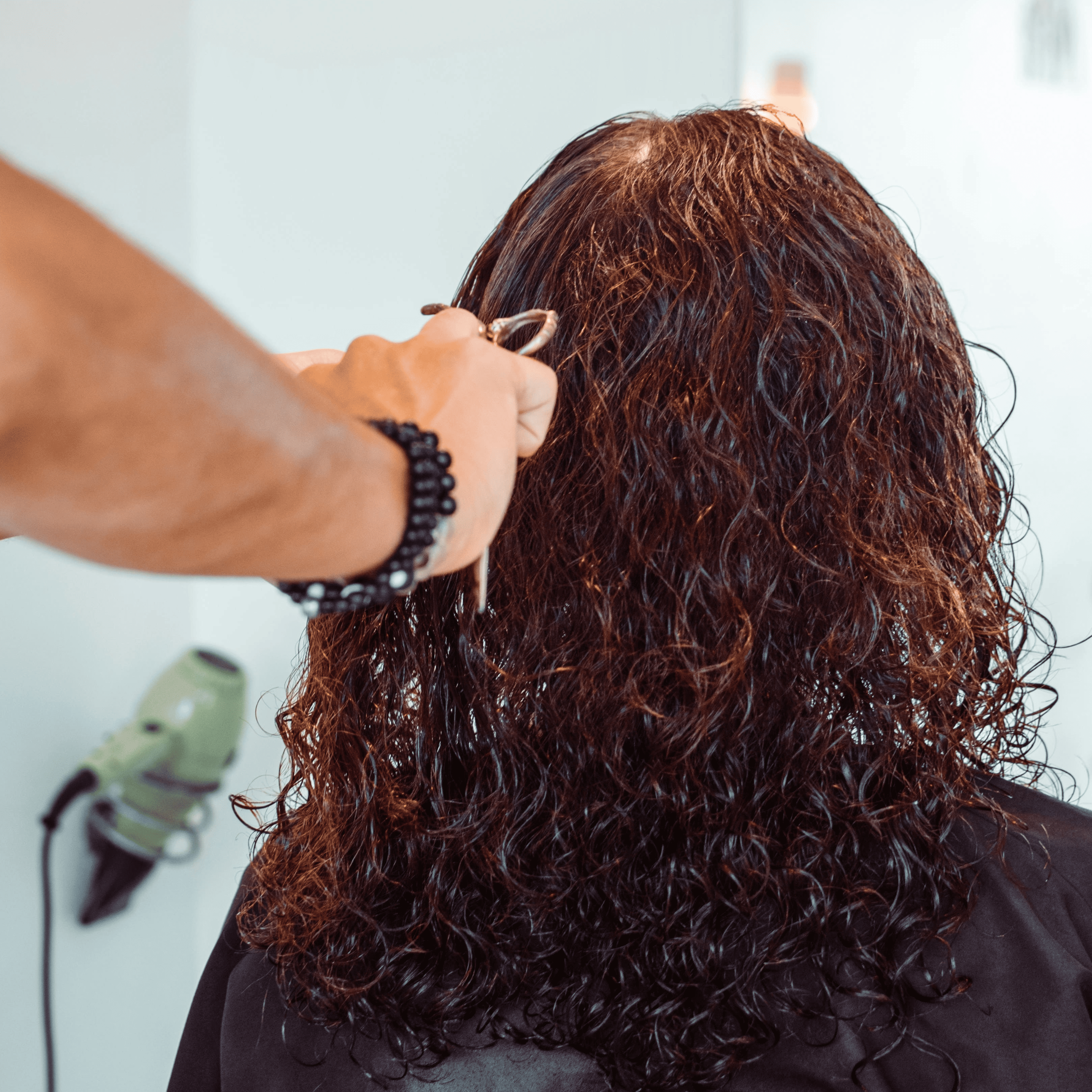 Frisottis sur cheveux bouclés : comprendre, accepter et agir