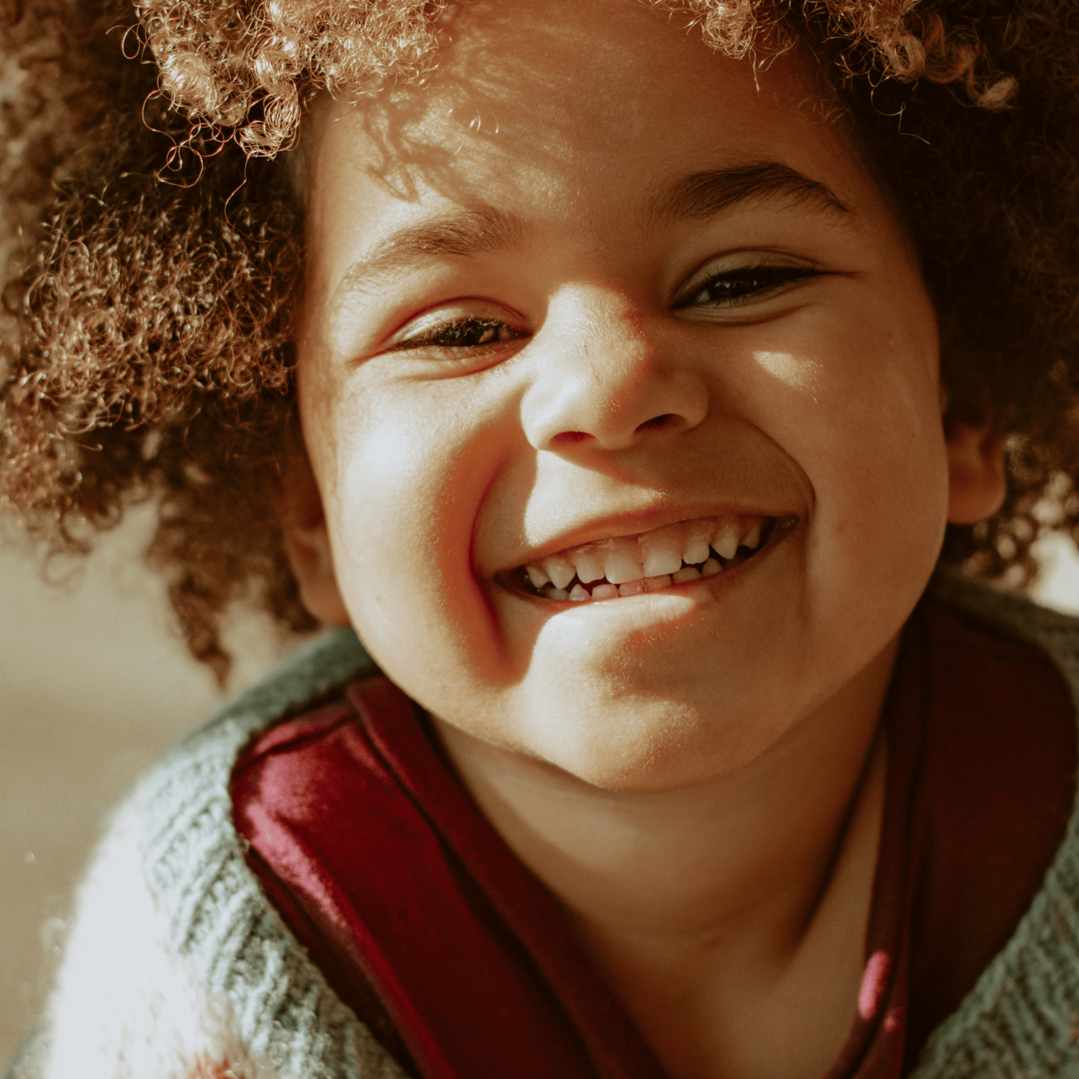 Prendre soin des cheveux bouclés d'un enfant : conseils et produits adaptés