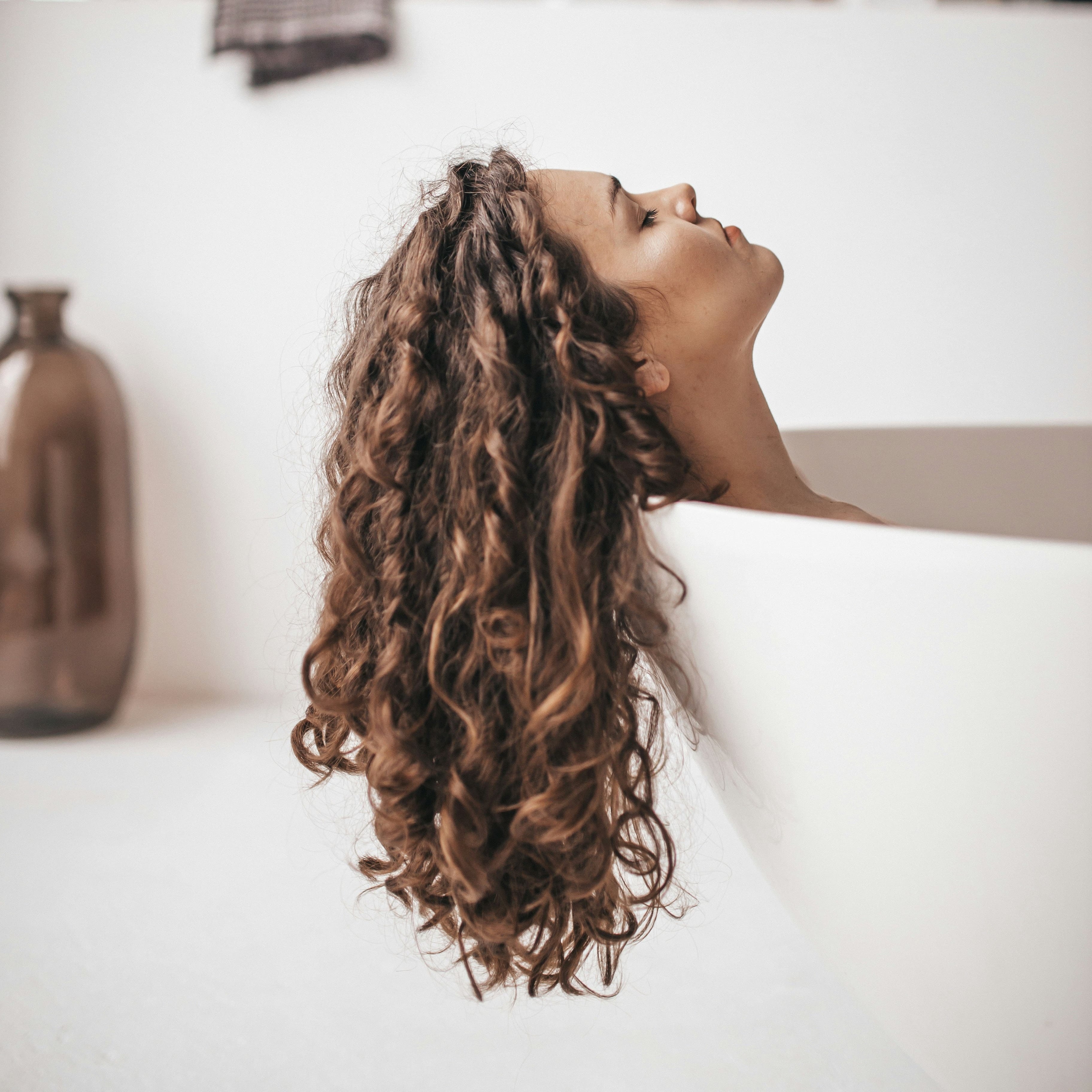 Routine pour cheveux bouclés : le guide complet