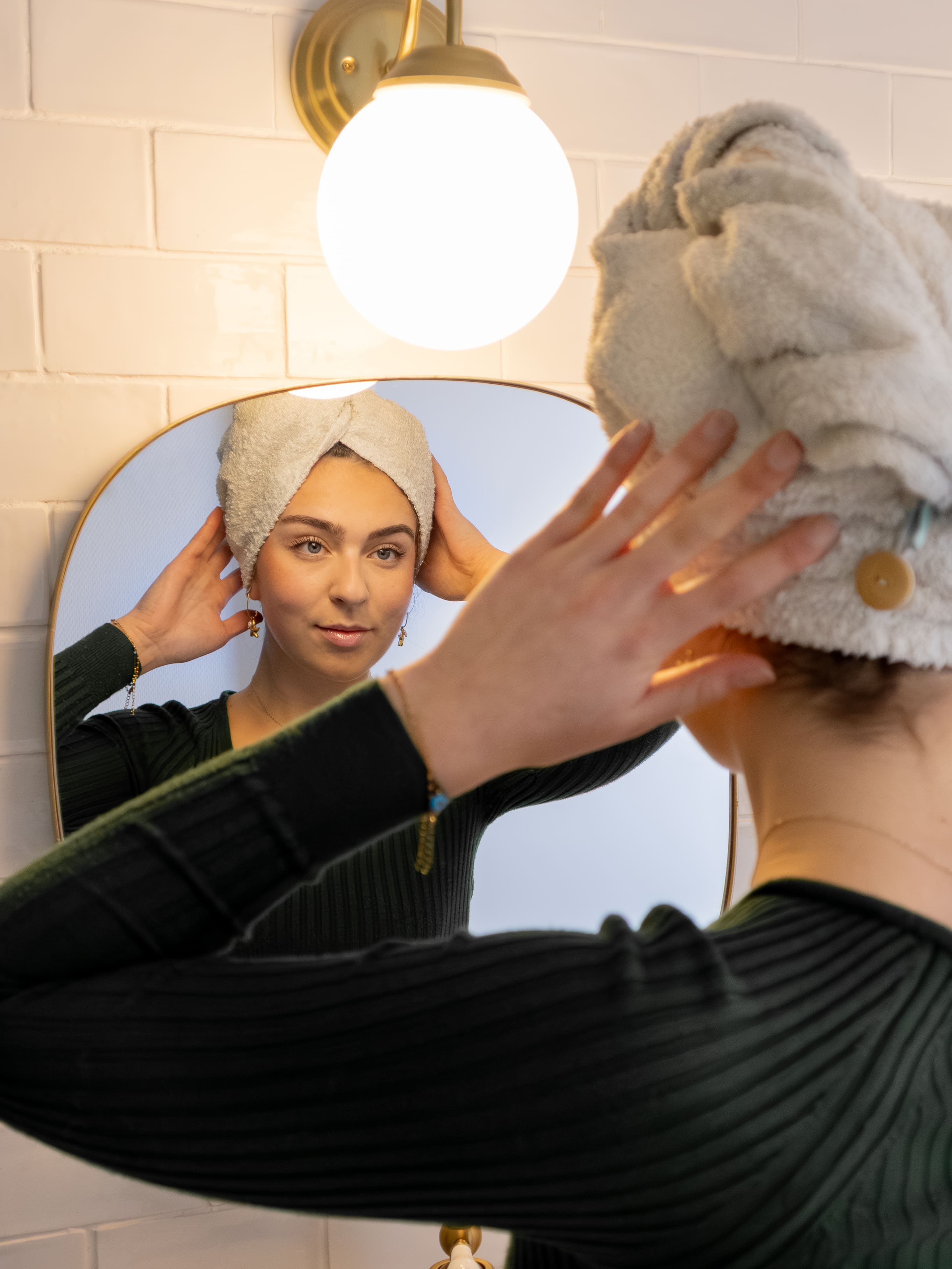dalinga modèle cheveux bouclés salle de bain
